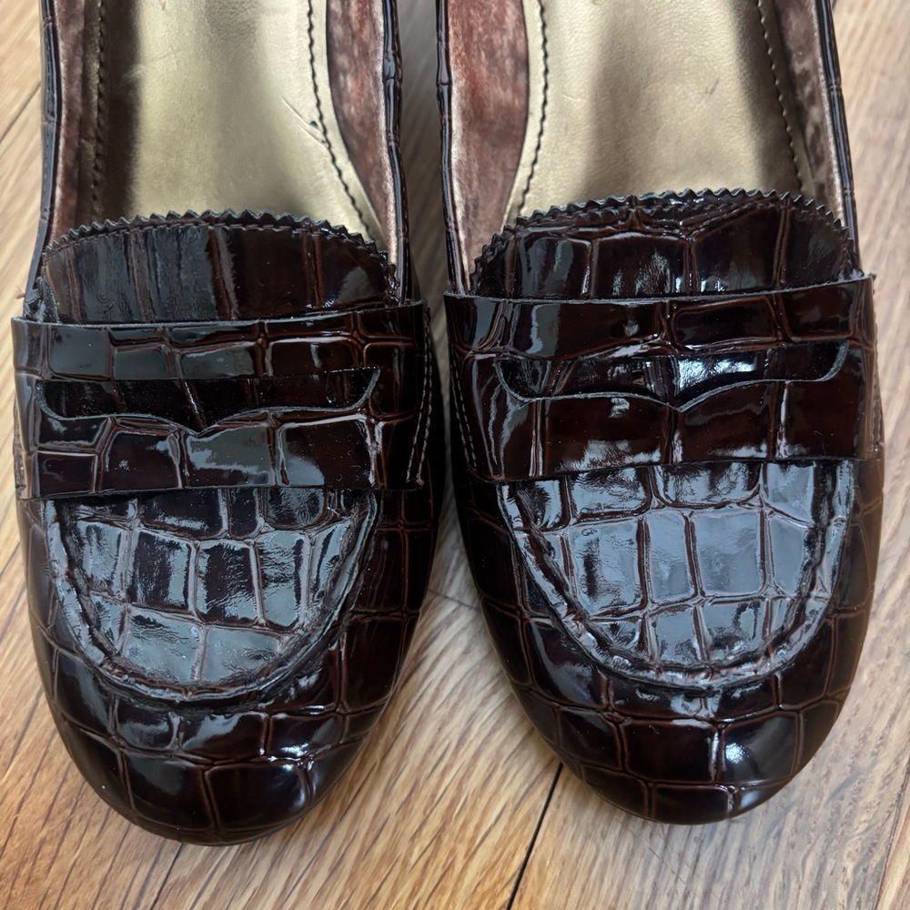 Anne Klein IFlex Dark Brown Croc-Embossed Loafer Style Pumps, Size 7.5 - Picture 6 of 15